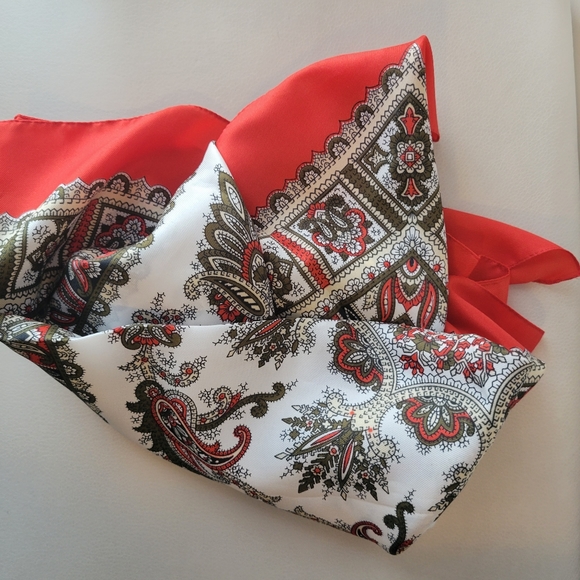 Vintage Italian Scarf & Leaf Scarf Clip ~ 1970s-1980s? ~ Pretty Paisley Pattern - Picture 12 of 16